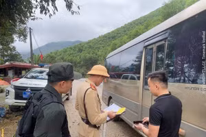 Lực lượng CSGT Công an tỉnh Phú Thọ kiểm tra xe khách. (Ảnh: CAT Phú Thọ)