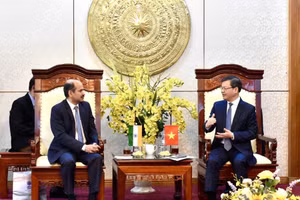 Ông Nguyễn Văn Sơn, Chủ tịch UBND tỉnh Tuyên Quang (bên phải) tiếp ông Sandeep Arya, Đại sứ đặc mệnh toàn quyền Ấn Độ tại Việt Nam.