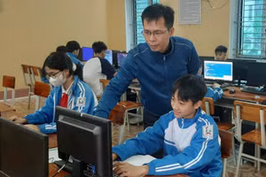 Em Nguyễn Tiến Đạt (thứ nhất bên phải), lớp 9B, Trường THCS Lê Quý Đôn, huyện Thanh Sơn là thủ khoa 2 môn Toán và Tin học tại kỳ thi năm nay.