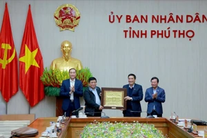 Lãnh đạo Tỉnh ủy Phú Thọ tặng quà lưu niệm Phó Thủ tướng Nguyễn Chí Dũng.