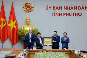 Lãnh đạo Tỉnh ủy Phú Thọ tặng quà lưu niệm Phó Thủ tướng Nguyễn Chí Dũng.