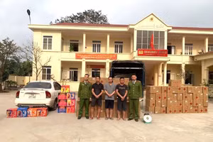 Các đối tượng cùng tang vật vụ án. (Ảnh: Công an tỉnh Phú Thọ).