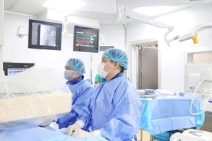 TS. BS Trần Quang Lục thực hiện kỹ thuật can thiệp nút mạch u gan cho người bệnh.