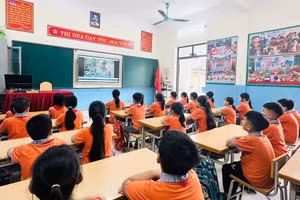 Các em học sinh lớp 3A1, trường Tiểu học Cao Xá (huyện Lâm Thao) xem video, tư liệu tìm hiểu về thân thế, sự nghiệp của Bác Hồ kính yêu.