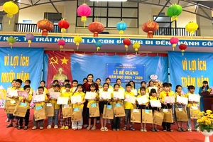 Bà Mè Thị Bích Liên, Hiệu trưởng Trường Tiểu học thị trấn Thanh Ba trao thưởng cho học sinh đạt các giải tại sân chơi trí tuệ cấp Tỉnh.