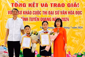 Lê Minh Hạnh nhận giải Nhất cuộc thi Đại sứ văn hóa đọc tỉnh Tuyên Quang.