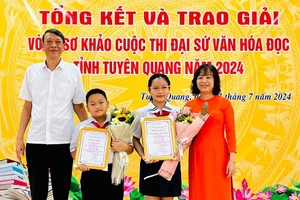 Lê Minh Hạnh nhận giải Nhất cuộc thi Đại sứ văn hóa đọc tỉnh Tuyên Quang.