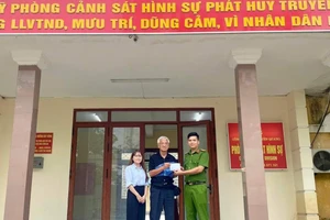 Công an tỉnh Tuyên Quang nhận thư ông Shishido Sensuke cảm ơn đã thu hồi số tiền bị mất trộm. (Ảnh: CA Tuyên Quang)