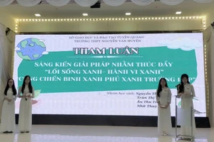 Nhóm học sinh trường THPT Nguyễn Văn Huyên tham luận tại hội thảo về sáng kiến, giải pháp nhằm thúc đẩy “Lối sống xanh – Hành vi xanh”, “Cùng chiến binh xanh phủ xanh trường lớp”.