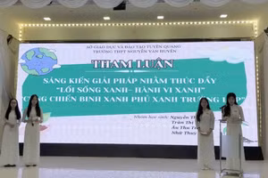 Nhóm học sinh trường THPT Nguyễn Văn Huyên tham luận tại hội thảo về sáng kiến, giải pháp nhằm thúc đẩy “Lối sống xanh – Hành vi xanh”, “Cùng chiến binh xanh phủ xanh trường lớp”.