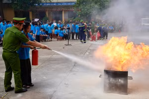 Học sinh Trường TH&THCS Mông Hóa được thực hành kỹ năng chữa cháy (ảnh Công an tỉnh Phú Thọ).