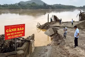 UBND xã Phú Mỹ cắm biển cảnh báo.