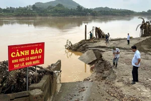 UBND xã Phú Mỹ cắm biển cảnh báo.