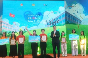 Ông Vũ Đình Hưng - Giám đốc Sở GD&ĐT tỉnh Tuyên Quang trao thưởng cho các đội thi.