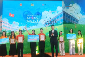 Ông Vũ Đình Hưng - Giám đốc Sở GD&ĐT tỉnh Tuyên Quang trao thưởng cho các đội thi.