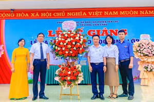 Lãnh đạo xã Liên Châu tặng hoa chúc mừng Trường Tiểu học Liên Châu tại Lễ bế giảng năm học 2024 - 2025.