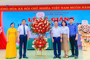 Lãnh đạo xã Liên Châu tặng hoa chúc mừng Trường Tiểu học Liên Châu tại Lễ bế giảng năm học 2024 - 2025.