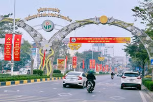 Phường Vĩnh Phúc khoác lên mình diện mạo tươi mới, rực rỡ sắc cờ hoa, pano, áp phích tuyên truyền trên khắp các tuyến đường, khu dân cư, cơ quan, đơn vị.