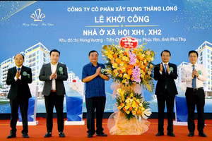 Ông Đặng Xuân Phong - Bí thư Tỉnh ủy Phú Thọ (thứ 2 bên phải) và ông Vũ Việt Văn - Phó Chủ tịch UBND tỉnh Phú Thọ tặng hoa chúc mừng Công ty cổ phần Xây dựng Thăng Long.