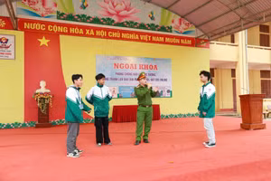 Trường THPT Phong Châu phối hợp với Công an xã Lâm Thao tổ chức ngoại khóa "Phòng chống bạo lực học đường, phòng tránh lừa đảo qua mạng xã hội, bắt cóc online“ cho các em học sinh. 