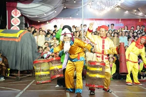 Diễn xướng “Tứ dân chi nghiệp” tại lễ hội.