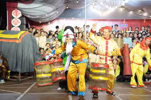 Diễn xướng “Tứ dân chi nghiệp” tại lễ hội.