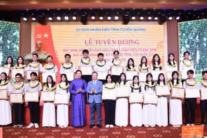 Bà Hà Thị Nga - Bí thư Tỉnh ủy Tuyên Quang và ông Nguyễn Văn Sơn - Chủ tịch UBND tỉnh Tuyên Quang trao Bằng khen của Bộ trưởng Bộ GD&ĐT cho học sinh đoạt giải trong Kỳ thi chọn học sinh giỏi quốc gia THPT năm học 2024 - 2025.