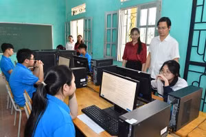 Ông Vũ Đình Hưng - Giám đốc Sở GD&ĐT tỉnh Tuyên Quang kiểm tra công tác tổ chức thi thử trực tuyến lần 2.