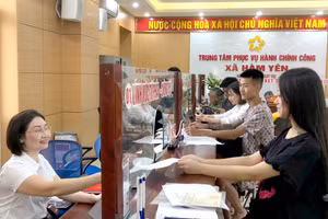 Người dân giải quyết TTHC tại Trung tâm Phục vụ hành chính công xã Hàm Yên.