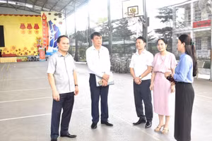 Ông Hoàng Việt Phương - Phó Chủ tịch UBND tỉnh Tuyên Quang cùng Đoàn kiểm tra công tác chuẩn bị Kỳ thi tốt nghiệp THPT năm 2025 tại điểm thi Trường THCS Lê Quý Đôn (TP Tuyên Quang).