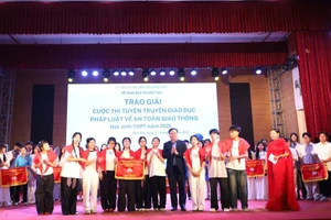 Ban Tổ chức trao giải cho các đội thi.