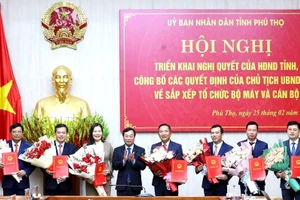 Ông Bùi Văn Quang, Chủ tịch UBND tỉnh Phú Thọ trao quyết định bổ nhiệm chức vụ và tặng hoa chúc mừng 7 giám đốc các sở, ngành.