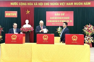 Ông Phạm Đại Dương, Bí thư Tỉnh ủy Phú Thọ bỏ phiếu bầu tại khu vực bỏ phiếu số 18, đơn vị bầu cử số 3, phường Việt Trì. (Ảnh Trường Quân)