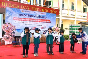 Ngày 22/1/2026, học sinh lớp 1 Trường Tiểu học thị trấn Cẩm Khê (xã Cẩm Khê, Phú Thọ) được trao tặng mũ bảo hiểm.