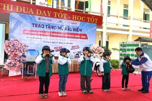 Ngày 22/1/2026, học sinh lớp 1 Trường Tiểu học thị trấn Cẩm Khê (xã Cẩm Khê, Phú Thọ) được trao tặng mũ bảo hiểm.