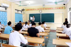 Giám thị Điểm thi Trường THPT Tam Nông (xã Tam Nông) hướng dẫn thí sinh điền thông tin vào giấy thi sáng 11/6.