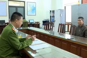 Đối tượng Nguyễn Văn Lợi (bên phải) tại cơ quan công an (ảnh: Công an tỉnh Phú Thọ).