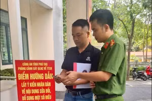 Cán bộ Phòng Cảnh sát QLHC về TTXH Công an tỉnh Phú Thọ hướng dẫn người dân đóng góp ý kiến vào dự thảo sửa đổi, bổ sung Hiến pháp năm 2013 qua ứng dụng VneID (Ảnh: CA tỉnh Phú Thọ).