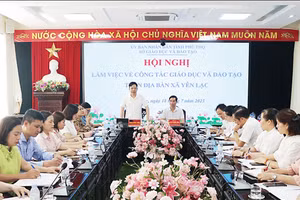 Ông Trần Minh Tuấn - Phó Giám đốc Sở GD&ĐT tỉnh Phú Thọ (đứng) phát biểu tại buổi làm việc.