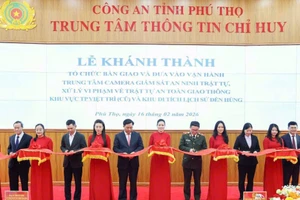 Các đại biểu cắt băng khánh thành.
