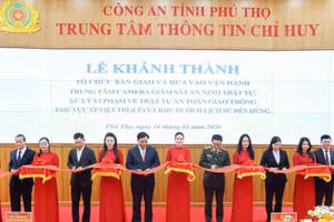 Các đại biểu cắt băng khánh thành.