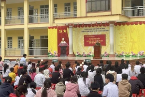 Lực lượng Công an tuyên truyền, phổ biến, giáo dục pháp luật năm học 2024 – 2025 tại Trường Phổ thông dân tộc bán trú TH&THCS Thượng Nông, huyện Na Hang (ảnh: CAT Tuyên Quang).