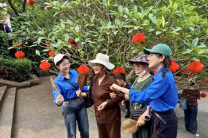 Sinh viên Trường Đại học Hùng Vương hỗ trợ du khách tại Lễ hội Đền Hùng 2026.