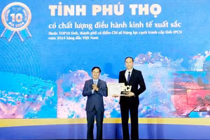 Ông Phùng Khánh Tài - Phó Bí thư Thường trực Tỉnh ủy Phú Thọ (bên phải) nhận Kỷ niệm chương và Giấy Chứng nhận địa phương có chất lượng điều hành kinh tế xuất sắc Top 10 Việt Nam trong năm 2024.