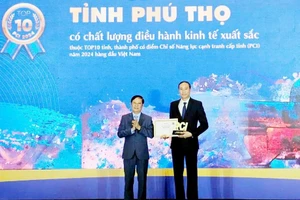 Ông Phùng Khánh Tài - Phó Bí thư Thường trực Tỉnh ủy Phú Thọ (bên phải) nhận Kỷ niệm chương và Giấy Chứng nhận địa phương có chất lượng điều hành kinh tế xuất sắc Top 10 Việt Nam trong năm 2024.