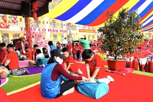 HS trường Tiểu học Thụy Vân được trải nghiệm thực hành sơ cứu người bị nạn.