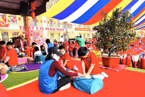 HS trường Tiểu học Thụy Vân được trải nghiệm thực hành sơ cứu người bị nạn.