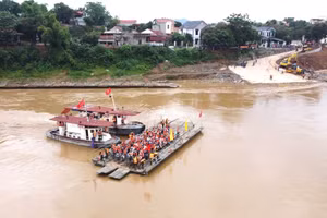 Lữ đoàn 249 (Binh chủng Công binh) vận hành phà quân sự đưa Nhân dân qua sông Hồng.