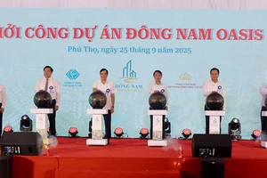 Các đại biểu thực hiện nghi lễ khởi công dự án. 