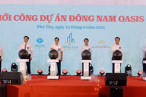 Các đại biểu thực hiện nghi lễ khởi công dự án. 